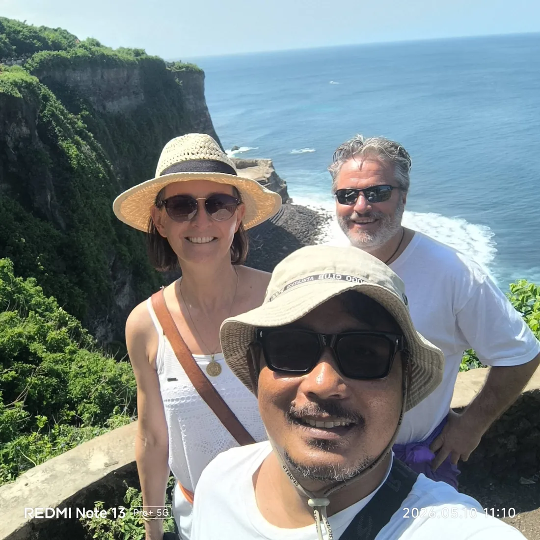 Travelers at the Uluwatu clifftop above the ocean with Mougly